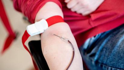 Symbolbild: Hauke-Christian Dittrich/dpa
Jeder gesunde Mensch ab 18 Jahren darf Blut spenden.