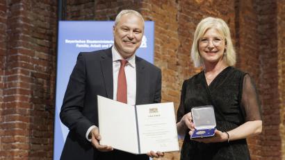 Bild: Nötel/Schäffler/StMAS/exb
Sozialministerin Ulrike Scharf überreichte Jürgen Preisinger die Sozialmedaille.
