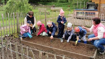 Bild: Portner
Die „Teunzer Wühlmäuse“ in Aktion: Zum Start ins Gartenjahr 2024 bereitet OGV-Jugendleiterin Daniela Kühner (rechts) zusammen mit den Kindern die Beete für die Aussaat vor.