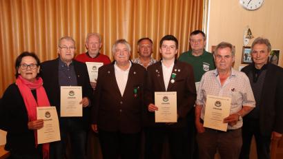 Bild: mrr
Die Geehrten: (von links) Anna und Leonhard Stiegler, Josef Piller sen., Josef Spies, Alois Flierl, Nico Schwendtner, Peter Tschamler, Gerhard Edenharter und 2. Bürgermeister Josef Weinfurtner.