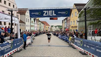 Bild: Alexander Unger
Maximilian Zeus läuft als erster ins Ziel beim Nofi-Lauf 2024.