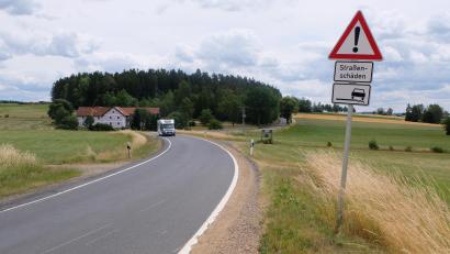 Bild: le
Zu eng, zu kurvig, zu unfallträchtig ist derzeit die Staatsstraße 2181 von Floß nach Plößberg. Am 15. Mai beginnt der Ausbau.