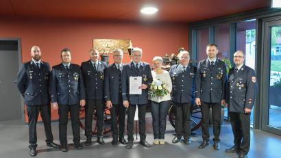 Bild: Feuerwehr Tirschenreuth/exb
Eine besondere Auszeichnung für 50 Jahre aktiven Dienst bei der Feuerwehr Tirschenreuth erhielt Hermann Birkner (Fünfter von links). Es gratulierten (von links) stellvertretender Vorsitzender Christian Nickl, Zweiter Kommandant Thomas Sladky, Vorsitzender Markus Mayer, Bürgermeister Franz Stahl, Sabine Birkner, Kreisbrandmeister Roland Frank, stellvertretender Vorsitzender Rainer Burkhard und Kommandant Matthias Haulena.