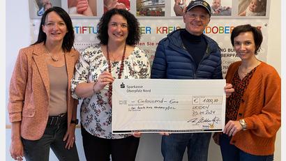 Bild: Kliniken Nordoberpfalz, Michael Reindl/exb
Toni Schatzberger (Zweiter von rechts), Präsident des Rotary Club Stiftland, übergibt eine Spende über 1000 Euro an den Bunten Kreis. Grit Mediger, Marina Luttels und Anja Schricker (von links nach rechts) bedanken sich für die Unterstützung.