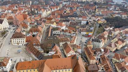 Archivbild: Thilo Hierstetter
Bei einer Überarbeitung der Gestaltungssatzung für die Sulzbacher Altstadt soll auch die Installation von Photovoltaik-Modulen auf den Dächern von historischen Gebäuden oder von Häusern im Ensembleschutz geregelt werden.