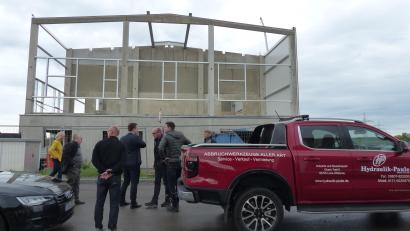 Bild: hme
Nur wenige Meter entfernt vom bisherigen Firmengebäude entsteht die neue Halle des Mietparks.