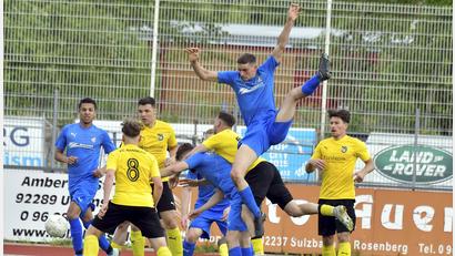 Bild: Hubert Ziegler
Am Wochenende verlor der FV Vilseck sein Auswärtsspiel beim FC Amberg. Derzeit steht der FV auf dem Relegationsplatz der Bezirksliga Nord.