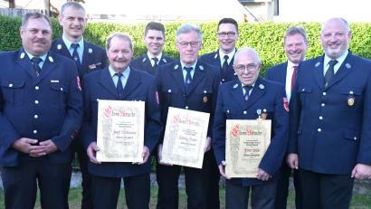 Bild: sche
Josef Viehauser, Ludwig Auer, Peter Hahn (von links mit Urkunde) von der Feuerwehr Bühl wurden zu Ehrenmitgliedern ernannt. Ihnen gratulieren (von links) Kommandant Richard Donhauser., federführender Kommandant Peter Meßmann, Kreisbrandmeister Dominik Ernst, Kreisbrandinspektor Armin Daubenmerkl, Bürgermeister Alwin Märkl und Vorsitzender Josef Hartmann