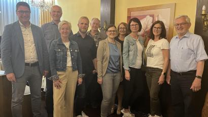 Bild: Armin Aichinger/exb
Der neu gewählte Vorstand des Neustädter Lehrerverbands: Armin Aichinger, Herbert Kraus, stellvertretende Bezirksvorsitzende Michaela Bergmann, Sebastian Bäumler, Herrmann Riedl, Jennifer Schmid, Heike Merther, Vorsitzende Barbara Schwemmer, Christina Paul und Josef Söllner (von links).