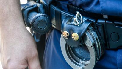 Symbolbild: Petra Hartl
Die Polizei in Sulzbach-Rosenberg hat am Mittwoch einen Betrunkenen festgenommen, der Frauen belästigt und einen Jugendlichen angegriffen hat.