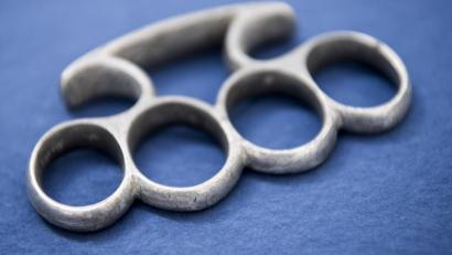 Symbolbild: Malte Christians/dpa
Ein 16-Jähriger war mit einem verbotenen Schlagring unterwegs.