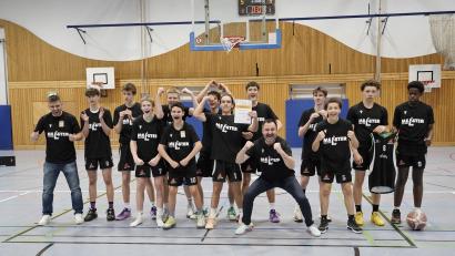 Archivbild: ref
Das Basketball-Team Oberpfalz mit Trainer Gabriel Ionescu siegte bei der südostdeutschen Meisterschaft der U16.