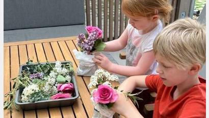 Bild: Zorka Dotto
Bei der Aktion von Ladies' Circle 85 Amberg können Kinder zum Muttertag noch ein schönes Geschenk machen und Blumen stecken.