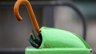 Symbolbild: Thomas Warnack/dpa
Auf einem Rastplatz bei Großkonreuth bei Mähring wurde ein Abfalleimer gesprengt. Die Sprengwirkung hat die Trümmerteile weit verstreut. Es entstand ein Schaden von 700 Euro.