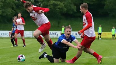 Bild: war
Der Etzenrichter Mirko Griesbeck wird in dieser Szene gefoult. Beim fälligen Strafstoß scheiterte Johannes Janker aber an Max Kellner, dem Keeper der SpVgg Vohenstrauß.
