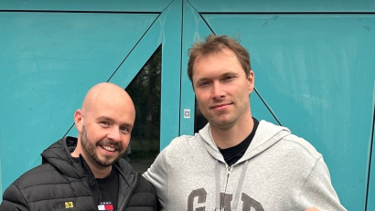 Bild: pa
Gute Laune nach erfolgter Vertragsunterschrift: Ambergs Sportlicher Leiter Chris Spanger (links) freut sich über den Neuzugang Tomas Plihal.