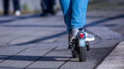 Symbolbild: Jens Büttner
Mit einem E-Scooter, der bis zu 80 Stundenkilometer schnell fährt, ist ein Mann in Vierkirchen (Landkreis Dachau) vor der Polizei geflüchtet.