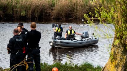Bild: Daniel Bockwoldt/dpa
Die niedersächsische Polizei sucht nach dem sechsjährigen Arian, der seit mehr als zwei Wochen vermisst wird.