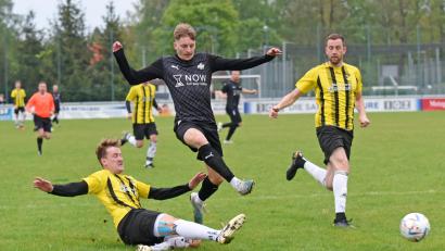 Bild: Gebert
Der FC Tirschenreuth verlor am Mittwoch das Top-Spiel der Kreisliga Süd gegen Spitzenreiter Union Selb mit 4:5. In dieser Szene trifft FC-Akteur Sascha Kollarik (links) beim Klärungsversuch zum 1:3 ins eigene Tor.