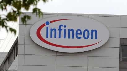 Archivbild: Armin Weigel/dpa
Am Regensburger Standort des oberbayerischen Chipherstellers Infineon sollen Stellen abgebaut werden.