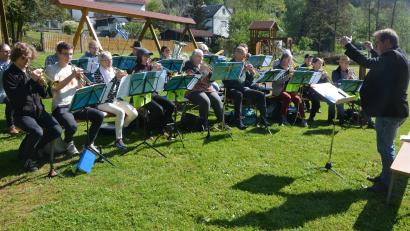 Bild: jr
Der Stiftland-Posaunenchor unter der Leitung von Bezirkskantor Michael Grünwald umrahmte den Freiluftgottesdienst an Christi Himmelfahrt in Königshütte.