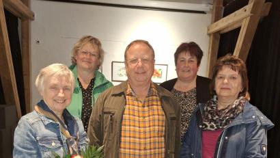 Bild: Leben plus Waldsassen/exb
Petra Bauer und Marga Bäumler leiten die Treffen für pflegende Angehörige. Von links: Ute Böhm, Petra Bauer, Manfred Häfner, Monika Grötsch, Marga Bäumler.