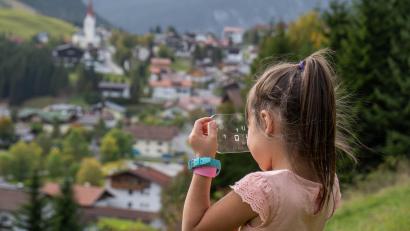 Bild: Tiroler Zugspitz Arena/dpa
In Berwang bieten die Escape Trails eine Kombination aus Wandern und einer Art Schnitzeljagd, die Abenteuer für verschiedene Zielgruppen bereithält.