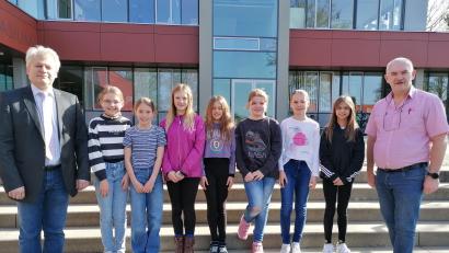 Bild: Stiftland-Gymnasium/exb
Die erfolgreichsten Sammlerinnen mit Schulleiter Oberstudiendirektor Matthias Weiser (links) und Sammlungsleiter Oberstudienrat Uli Roth von der Fachschaft Biologie (rechts).