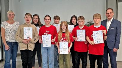Bild: R. Kreuzer
Die Gruppenführer der acht gestarteten Teams stellen sich mit der Organisatorin Melanie Wutz (links) zum Erinnerungsbild auf.