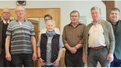 Bild: no
Neuwahlen beim Diakonieverein: (von links) Vorsitzender Pfarrer Thomas Schertel, Georg Bär, Manuela Klein, Monika Bär, Helmut Luber, Hans Schmid und Bürgermeister Dieter Dehling; es fehlt Werner Schwabe.