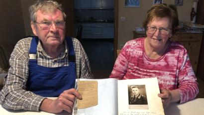 Bild: mis
Margarete und Johann Farchmin halten mit dem Buch und der Muttertagskarte, geschrieben von ihrem Vater und Schwiegervater Georg Kiendl, historische Dokumente in ihren Händen.