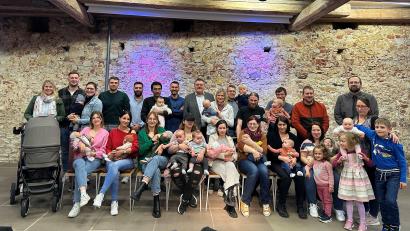 Bild: Stefanie Gradl
Bürgermeister Hans-Martin Schertl (hinten Mitte) begrüßt 19 Familien mit ihren Neugeborenen zum Babyempfang in der Burg Dagestein.