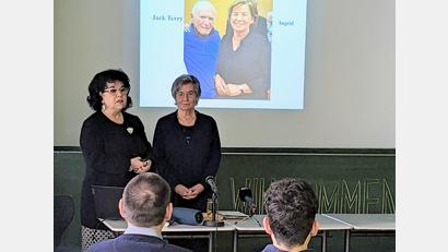 Bild: Ursula Soderer/exb
Ingrid Portenschlager erzählt den Wirtschaftsschülern von ihrem Vater, der im Konzentrationslager Flossenbürg inhaftiert war. Links im Bild Esther Dürnberger.