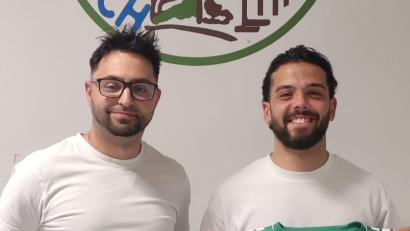 Bild: Izmire/exb
Burak Ayvaz (rechts) wechselt im Sommer zur DJK Gebenbach. Sehr zur Freude des Sportlichen Leiters Erdal Izmire.