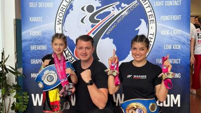 Bild: Wurster
Mila (links) und Jennny Wurster (rechts) mit Trainer Erich Aul.