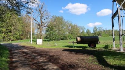 Bild: bsc
Die Sammelstelle für Grüngut wird ab Ende Mai wieder am alten Stammplatz (Bild) bei den Salzsilos an der Kläranlage eingerichtet. Wegen der benötigten Parkplätze hinterm Feuerwehrhaus während der Badesaison stimmten die Gemeinderäte für eine erneute Verlegung der Sammelstelle.