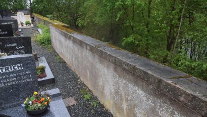 Bild: fz
Die Gräber befinden sich sehr eng an der alten Friedhofsmauer. Das wird beim Abbruch sicherlich nicht einfach. Die neue Mauer wird drei Meter zurückgesetzt.