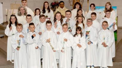 Bild: Foto Ott/exb
Nach einem schwungvollen Gottesdienst konnten die Kommunionkinder mit dem Segen Gottes in einen schönen Tag gehen.