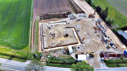 Bild: Benjamin Brunner /exb
Sie sieht die Baustelle aus der Luft aus. Die Lage der Grundmauern sind bereits erkennbar.
