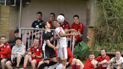 Archivbild: Hubert Ziegler
Wer wird Meister? Julian Ceesay (rechts) und der SV Inter Bergsteig Amberg gehen mit einem Zwei-Punkte-Vorsprung in den letzten Spieltag. Der TSV Königstein um Torjäger Udo Hagerer sitzt dem Spitzenreiter aber im Nacken und lauert auf einen Ausrutscher.
