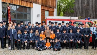 Bild: u
Die Freiwillige Feuerwehr Steiningloh-Urspring feierte ihr 120-jähriges Bestehen.
Vorne, von rechts sitzend: 1. Vorsitzender Michael Pfab, 2. Vorsitzender Michael Schulze, Ehrenkommandant Ludwig Fischer und 2. Kommandant Quirin Stauber.