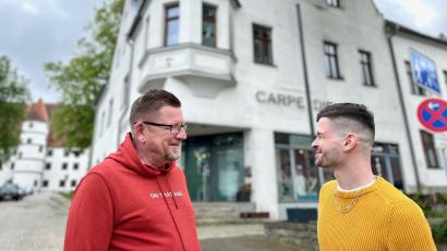 Bild: Gabi Schönberger
Stefan (links) und Leon Linz (rechts) freuen sich auf den Einzug in ihr neues Domizil in der Friedrichstraße 24. Der 27-jährige Leon Linz ist der neue Besitzer des beeindruckenden Anwesens an der Schöferkreuzung in Vohenstrauß. Sie werden mit ihrer gemeinsam betriebenen Physiotherapie-Praxis im Erdgeschoss einziehen. Die drei Generationen der Familie Linz werden in dem Gebäude auf zwei Stockwerken wohnen.