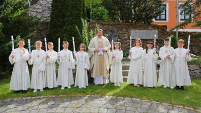 Bild: Alfred Geitner/exb
Zehn Kinder feierten in der Pfarrkirche St. Nikolaus in Ammerthal ihre Erstkommunion.