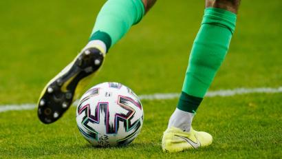 Bild: Uwe Anspach/dpa/Symbolbild
Ein Fußballspieler spielt den Ball.
