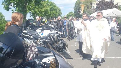 Bild: mas
Mit Weihwasser segnete Guardian Pater Stanislaus die vielen Motorräder
