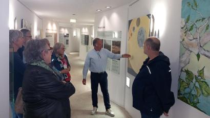 Bild: Museumsquartier/Stadt Tirschenreuth/exb
Gerd Seidel (Mitte) präsentierte seine Werke im Museumsquartier.