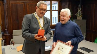 Bild: jma
Bürgermeister Joachim Neuß (links) übergibt Günter Himmelhuber die Bürgermedaille und die Ehrenurkunde.