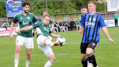 Archivbild: hho
Daniel Kahrig vom SV Mitterteich klärt im letzten Heimspiel gegen Jahn Forchheim (0:1) vor Patrick Hoffmann, links Kahrigs Teamkollege Slavomir Strmiska. Am Samstag gastiert der SVM beim punktgleichen FSV Erlangen-Bruck, ein direkter Konkurrent im Abstiegskampf.
