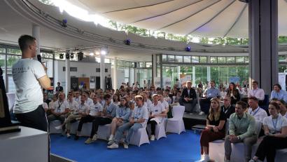 Archivbild: jut
So sah es im vergangenen Jahr beim "Denk.summit" im Innovision Center in Weiherhammer aus: Der spätere Gewinner des pitch-Wettbewerbs Florian Dostert stellt seine Start-up-Idee dem Publikum und der Jury um Tillman Schulz vor.