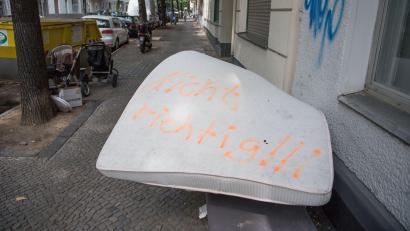 Symbolbild: Jörg Carstensen/dpa
Ohne Sperrmülltermin einfach auf die Straße legen? So sollten Sie Ihre alte Matratze definitiv nicht entsorgen.